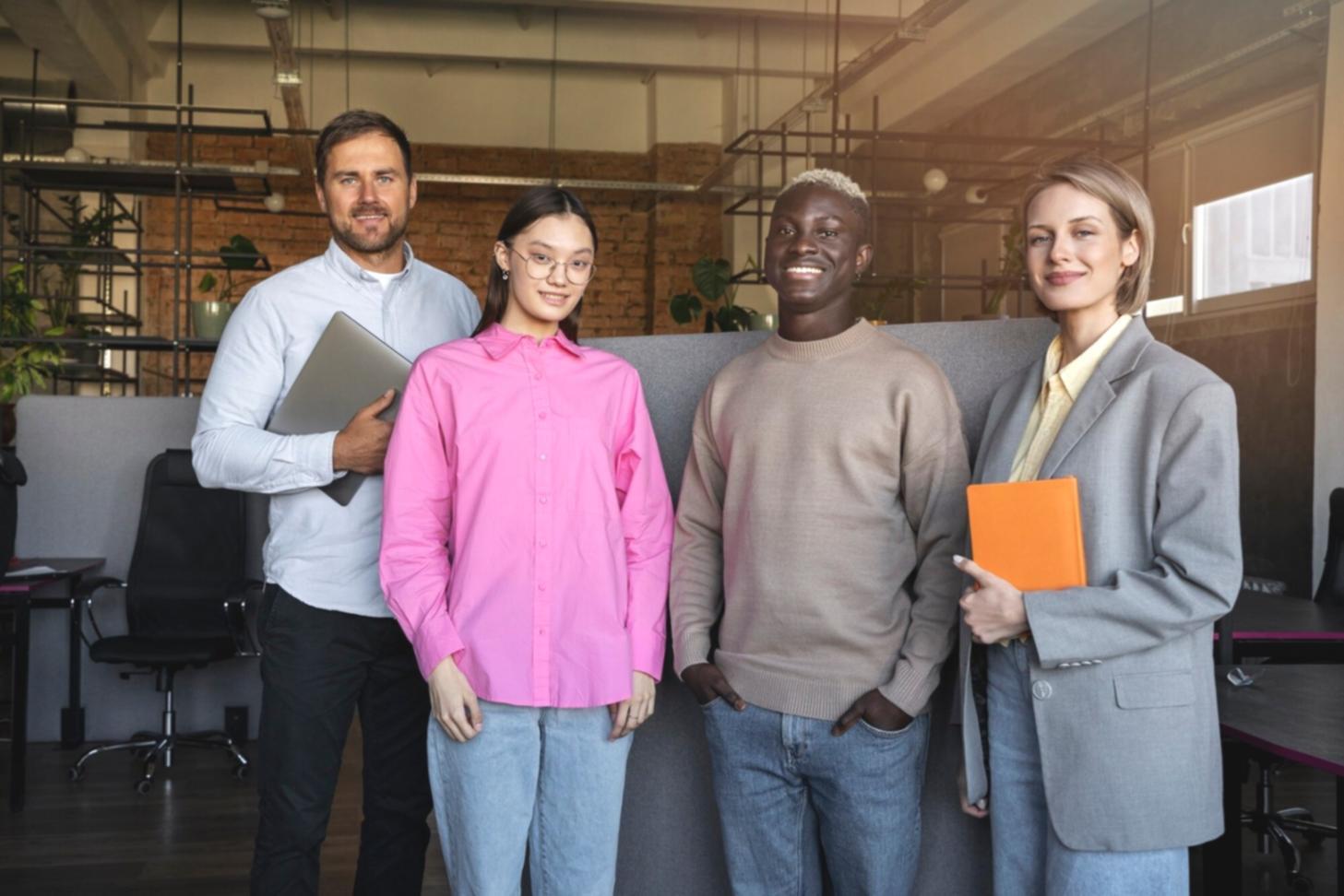 Espace de travail collaboratif avec participants engagés dans un atelier de leadership